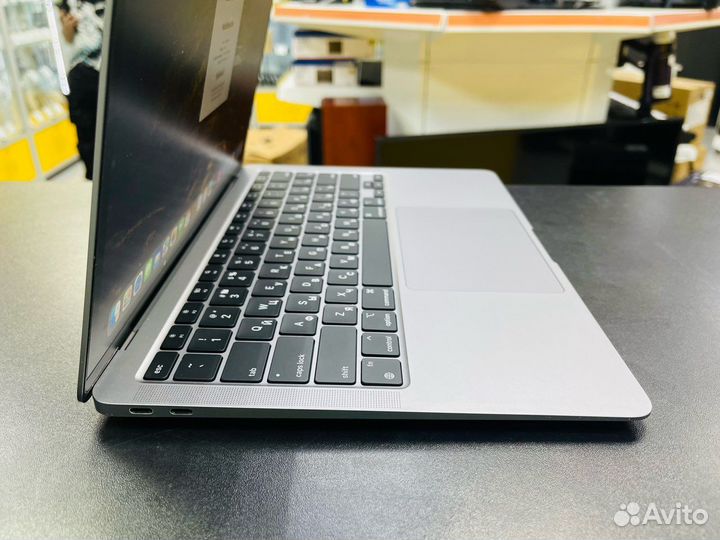 Macbook Air 13 2020 M1 / 8/256Gb