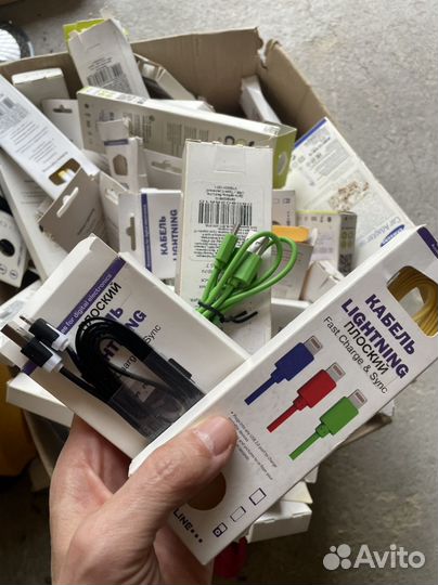 Коробка кабелей для зарядки телефона