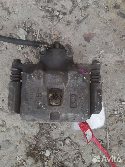 Суппорт передний левый Subaru Impreza GG2