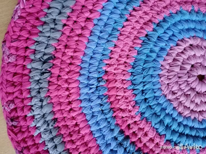 Круглые вязанные коврики крючком