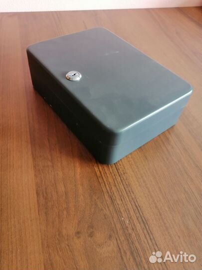 Ключница настенная металлическая