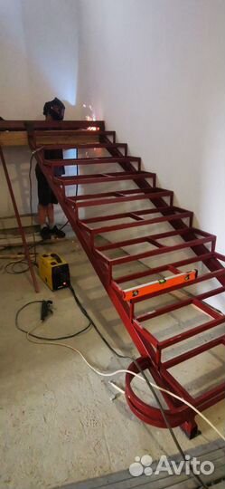 Лестница из металла / лестница в дом