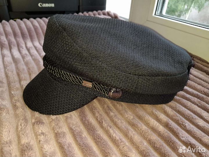 Женский берет с козырьком