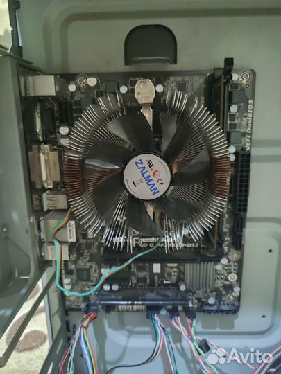 Корпус с материнской платой,процессором и памятью