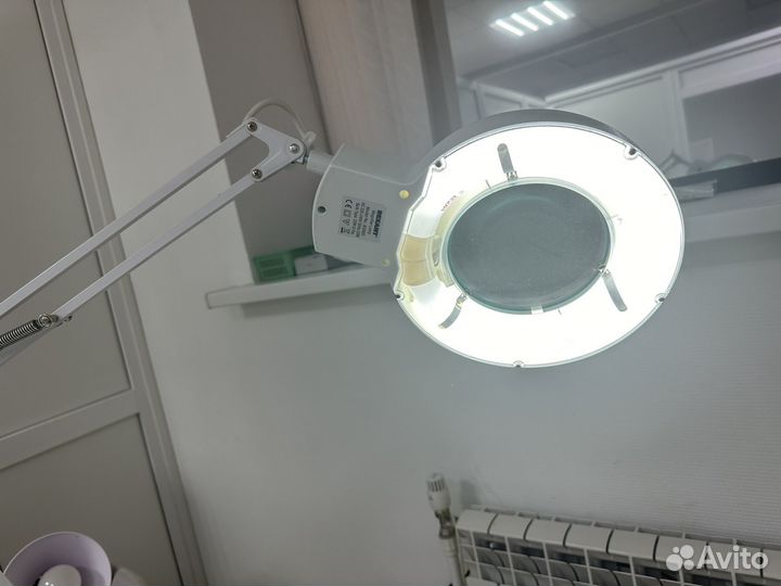 Лампа лупа на струбцине