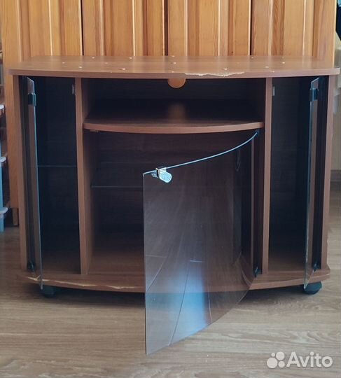 Тумба под телевизор на колесиках