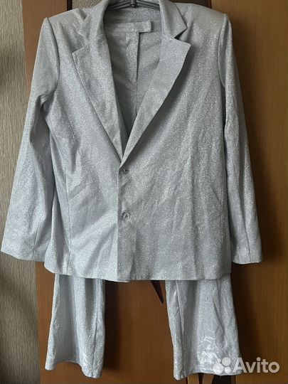 Костюм брючный блестящий