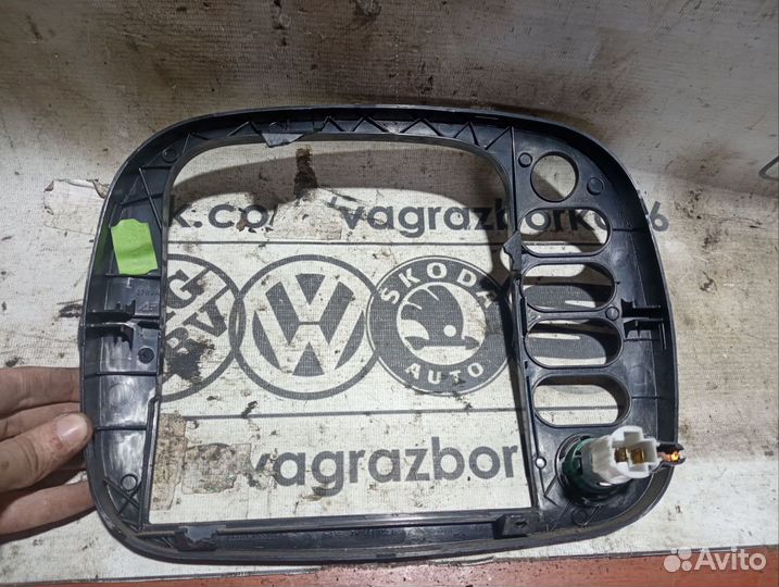 Рамка магнитолы VW Sharan 1