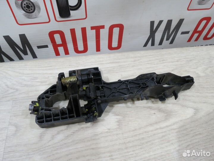 Кронштейн ручки передний правый Kia Sportage 4