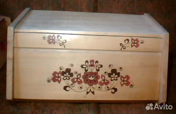 Пластиковая хлебница и деревянные