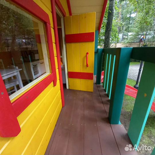 Детская площадка с большим домиком и горкой труба