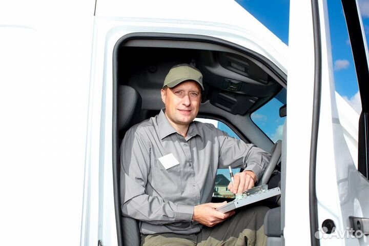 Водитель со своим грузовым авто