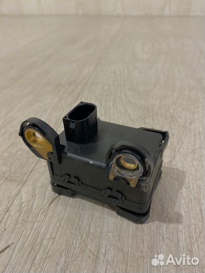 Датчик ускорения Mercedes Benz C180 W203 M271.946