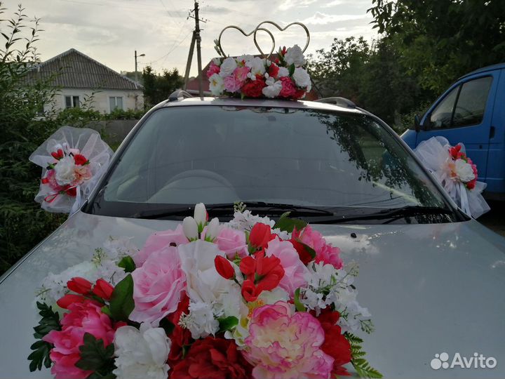 Свадебное украшение на машину