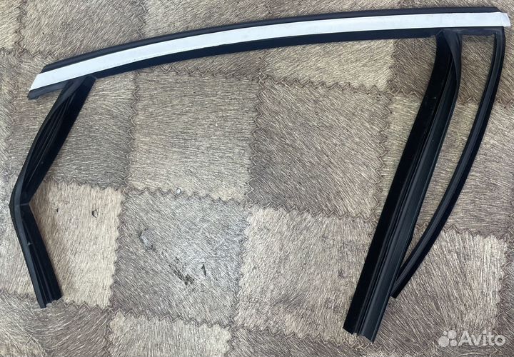 Уплотнитель стекла задний правый 1777848