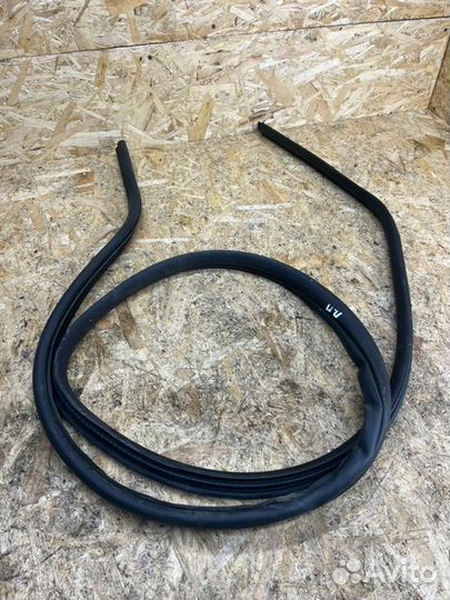 Уплотнительная резинка двери передняя правая Ford