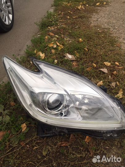 Фара передняя левая Toyota prius