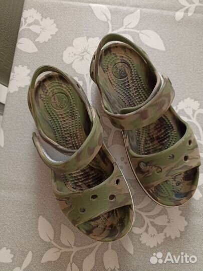 Сандалии crocs j1