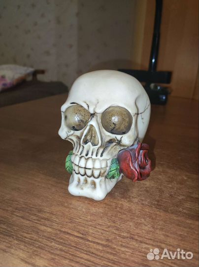 Декор/сувенир фигурка Череп с Розой керамическая