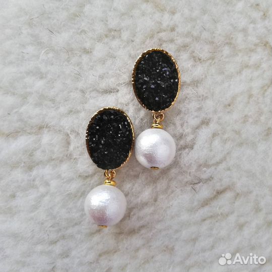 Серьги с хлопковым жемчугом и друзами кристаллов
