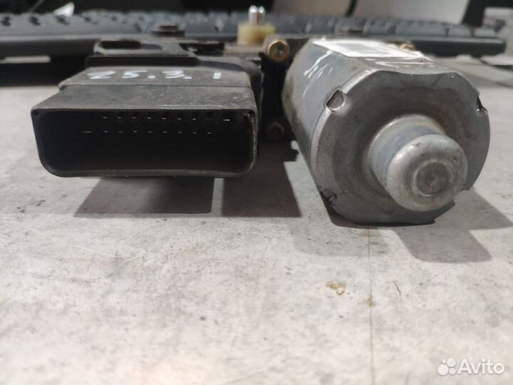 Моторчик стеклоподьемника задний левый Volkswagen