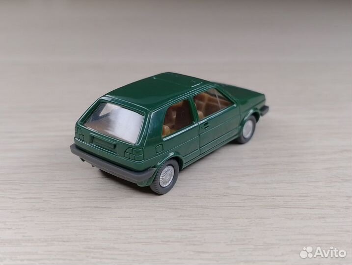A26.2) Volkswagen Golf I (1974-1993) тёмно-зелёный
