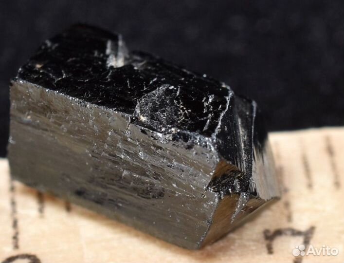 Редкий кристалл Ильваита