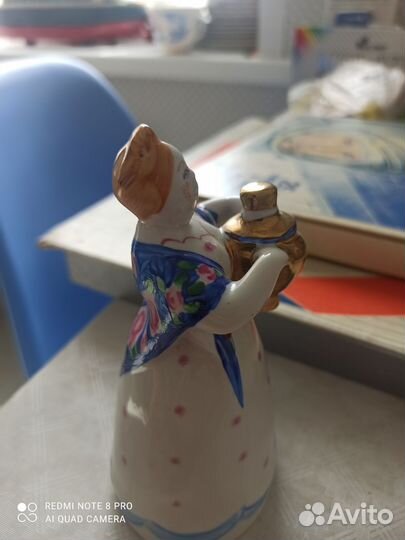 Фарфоровая статуэтка
