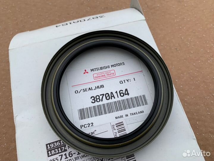 Сальник передней ступицы Pajero Sport (KH)