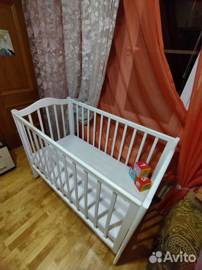 Детская кроватка с маятником