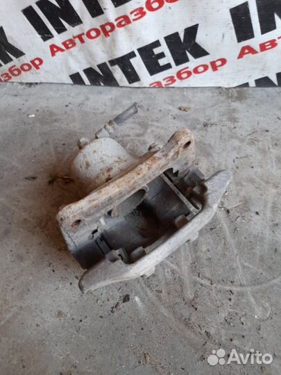 Суппорт передний правый Toyota Opa 2001