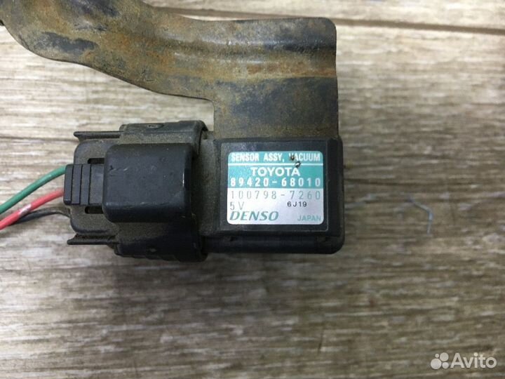 Вакуумный клапан Toyota Isis I (2004—2009)