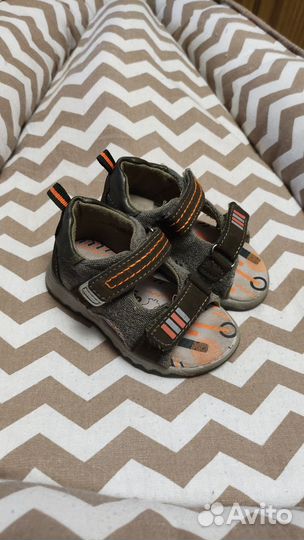 Сандалии и кроссовочки для первых шажков