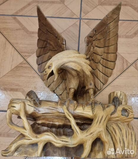 Орел. Большой. Резьба по дереву. США