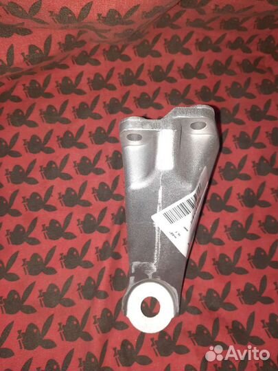 Крепление кпп Пассатб5,а4б5,а6с5. 2.4