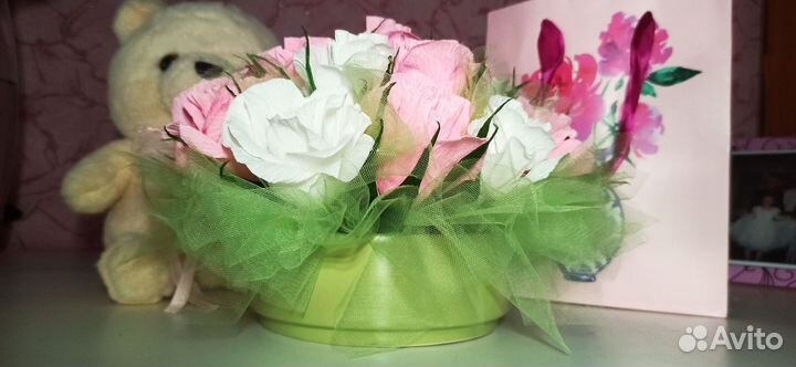 Розы из гофрированной бумаги с конфетой