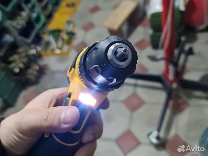 Шуруповерт безшёточный