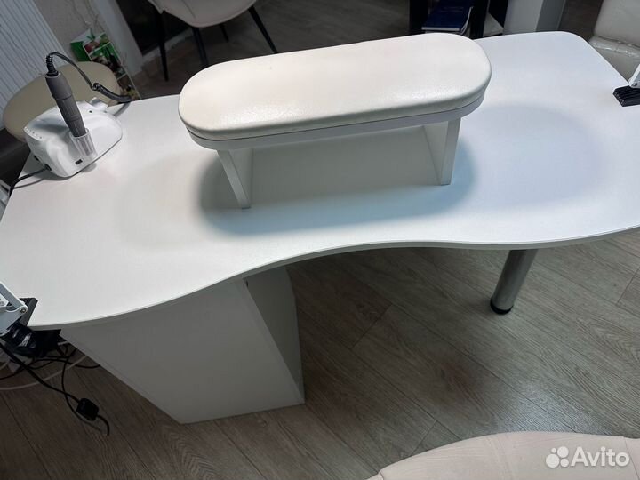 Маникюрный стол