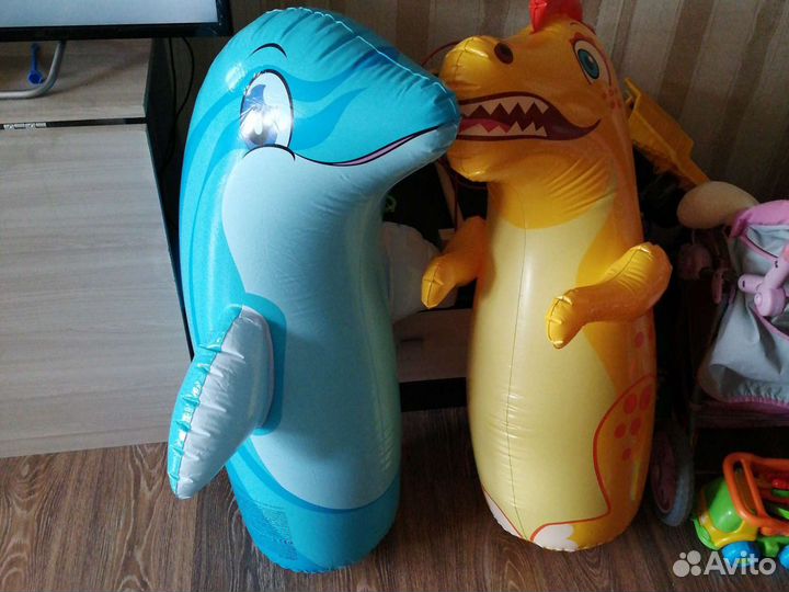 Надувной дельфин