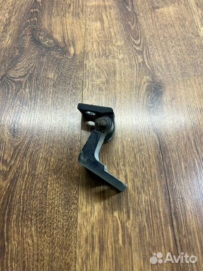 Петля двери передняя правая Volkswagen Passat B5+