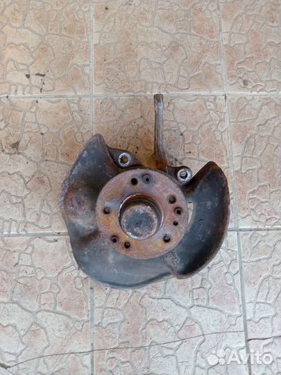 Кулак поворотный левый на мерседес 124