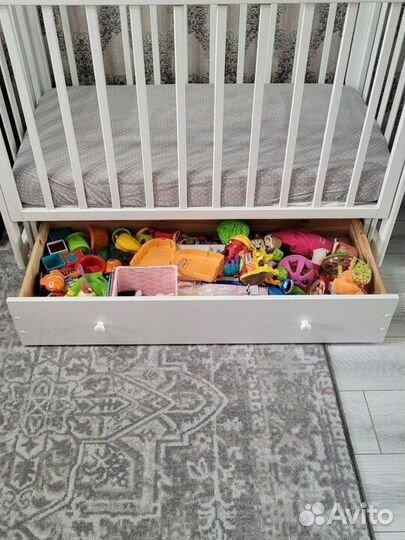 Детская кроватка с маятником и матрасом