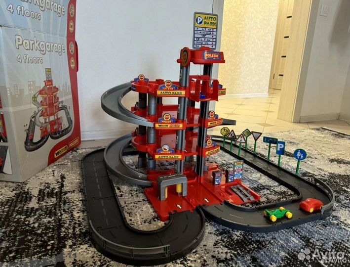 Парковка для машинок с лифтом полесье