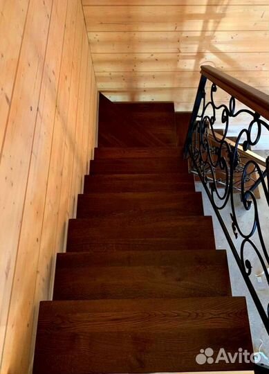 Лестница на металлокаркасе закрытого типа