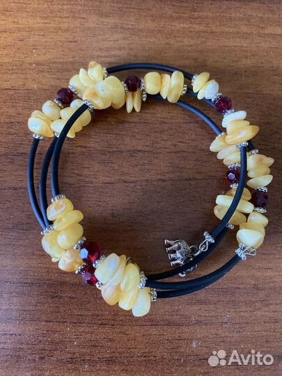 Браслет женский с натуральным молочным янтарем