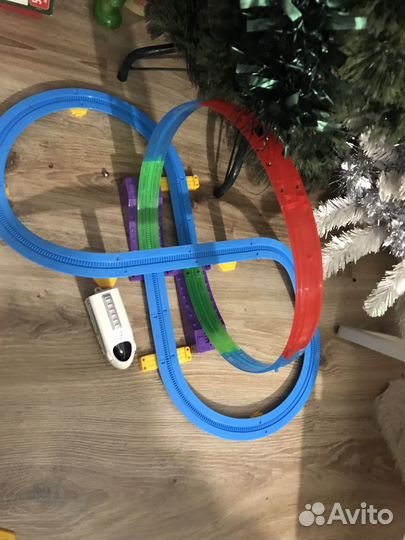 Паровоз вагончик на треке