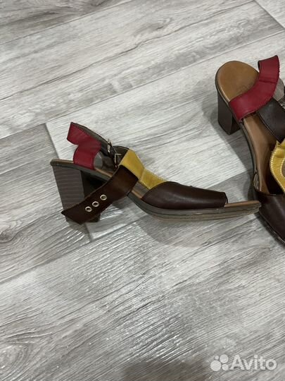 Сандалии женские