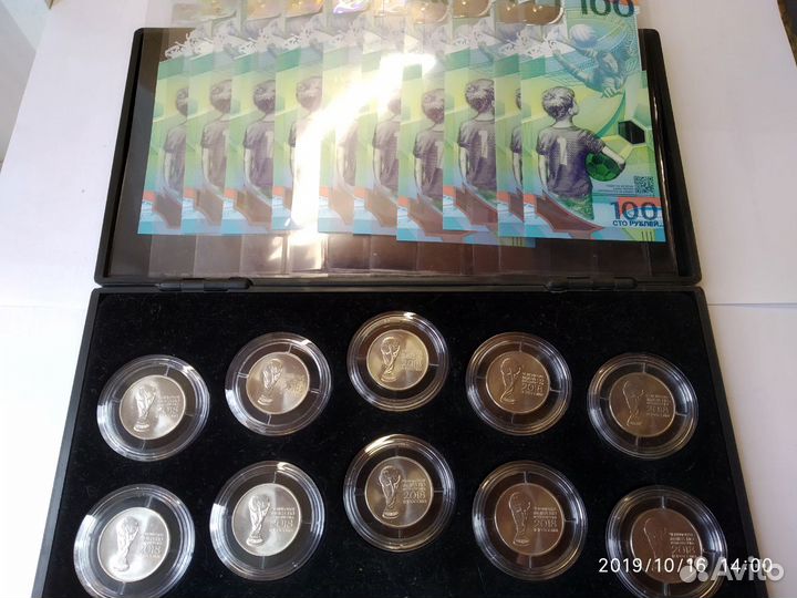 Купюра и монета сто рублей фифа