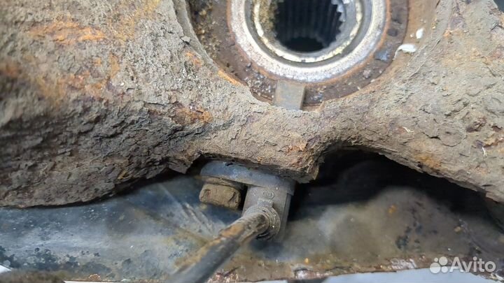 Ступица (кулак, цапфа) левая передняя Opel Corsa D