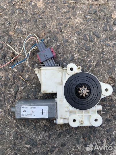 Моторчик стеклоподъемника авенсис